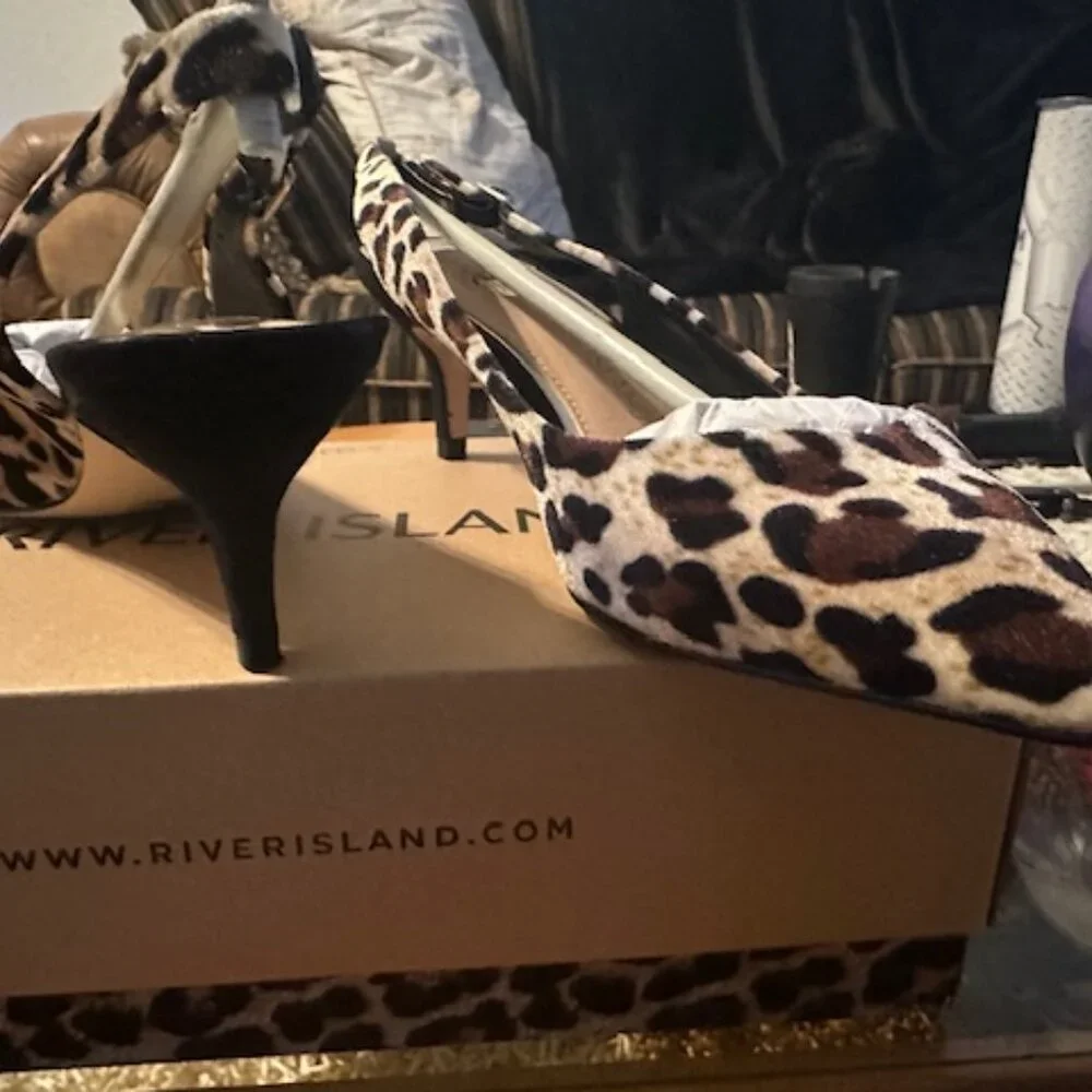 SHOES - Picture 3 of 4